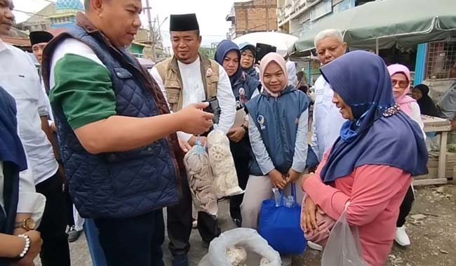Emak-emak dan Pedagang Pasar