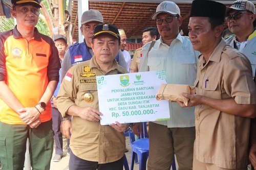Gubernur Al Haris Serahkan Bantuan Sosial Korban Kebakaran Rumah di Desa Sungai Itik2