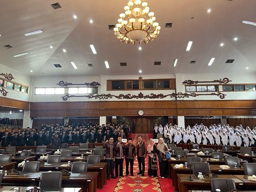 Ratusan Santri PKP Al Hidayah Kunjungan Belajar ke DPRD Provinsi Jambi