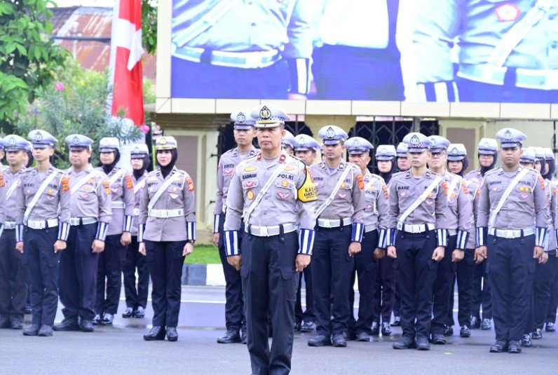 Kepolisian Daerah (Polda) Jambi menggelar apel gelar pasukan Operasi Ketupat tahun 2025.