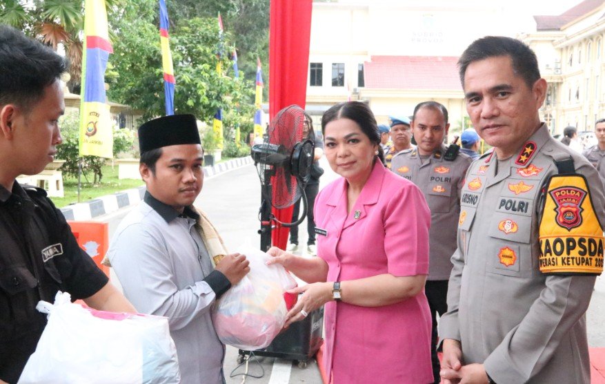 Kepolisian Daerah (Polda) Jambi menggelar bazar Ramadhan Polri Presisi dan Baksos secara serentak