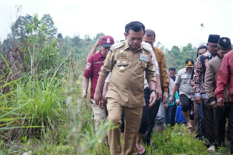 Gubernur Jambi Dr. H. Al Haris, S.Sos, MH membawa sejumlah pejabat Pemerintah Provinsi (Pemprov) Jambi turun langsung menyerap aspirasi dari warga hingga ke desa-desa.