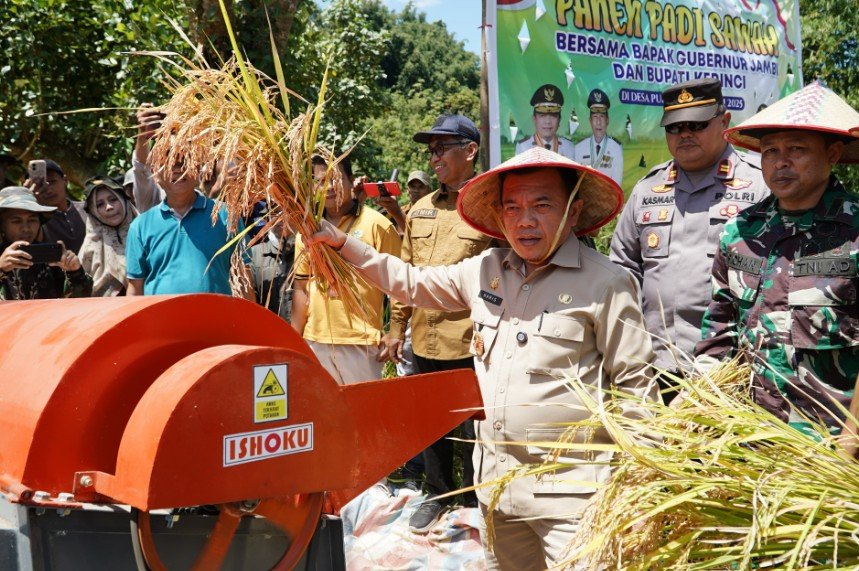 Gubernur Jambi, Dr. H. Al Haris, S.Sos. MH mengemukakan, Pemerintah Provinsi Jambi bersama seluruh jajaran dan pemerintah kabupaten/kota bersinergi membenahi sistem pertanian agar para petani bisa menghasilkan produksi panen meningkat, sebagaimana program prioritas nasional yang tertuang dalam Asta Cita Presiden.