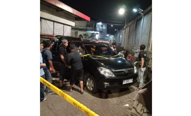 Sejoli atau sepasang laki-laki dan perempuan ditemukan tewas dalam mobil yang terparkir di swalayan Trona Ekspres, Kecamatan Alam Barajo, Kota Jambi.