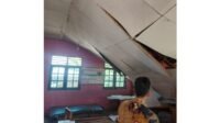 Plafon ruang kelas di SDN 113 Desa Baru, Kecamatan Mestong, Kabupaten Muaro Jambi ambruk. Kondisi ini sangat memprihatinkan.