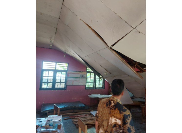 Plafon ruang kelas di SDN 113 Desa Baru, Kecamatan Mestong, Kabupaten Muaro Jambi ambruk. Kondisi ini sangat memprihatinkan.