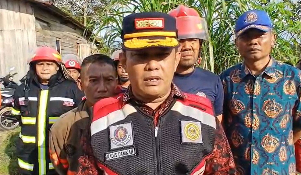 Dua unit rumah di kawasan Danau Sipin, Kota Jambi hangus terbakar.