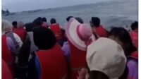 Viral di media sosial (Medsos) kapal wisatawan tenggelam di perairan Pantai Malabero Bengkulu