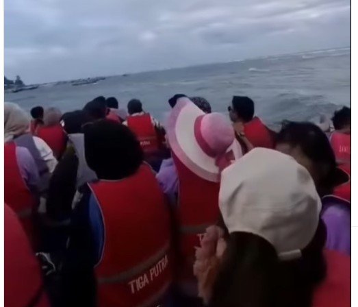 Viral di media sosial (Medsos) kapal wisatawan tenggelam di perairan Pantai Malabero Bengkulu