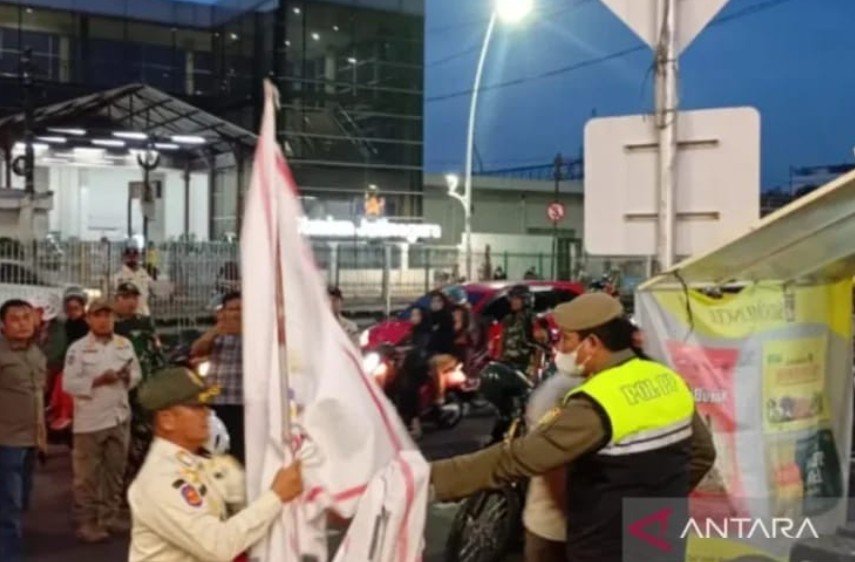 Dalam menjaga netralitas ruang publik, polisi menertibkan atribut Organisasi Masyarakat (Ormas).