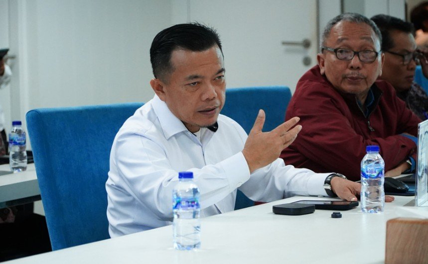 Gubernur Jambi, Dr. H. Al Haris, S.Sos, MH melakukan pertemuan dengan Direktur Jenderal Pembiayaan Infrastruktur Kementerian Pekerjaan Umum (PU), Ir. Rachman Arief Dienaputra, M.Eng