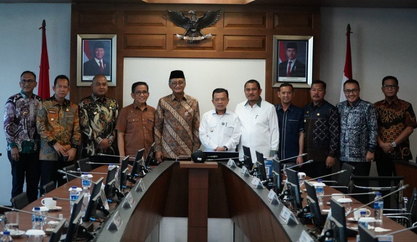 Gubernur Jambi, Al Haris, bersama para Bupati/Wali Kota se-Provinsi Jambi dan anggota Komisi V DPR RI melakukan kunjungan resmi ke Kementerian Pekerjaan Umum (PU) di Kantor Kementerian PU