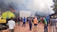 Sebuah gudang yang diduga tempat penampungan minyak solar ilegal di Kelurahan Payo Selincah, Kecamatan Pall Merah, Kota Jambi terbakar.