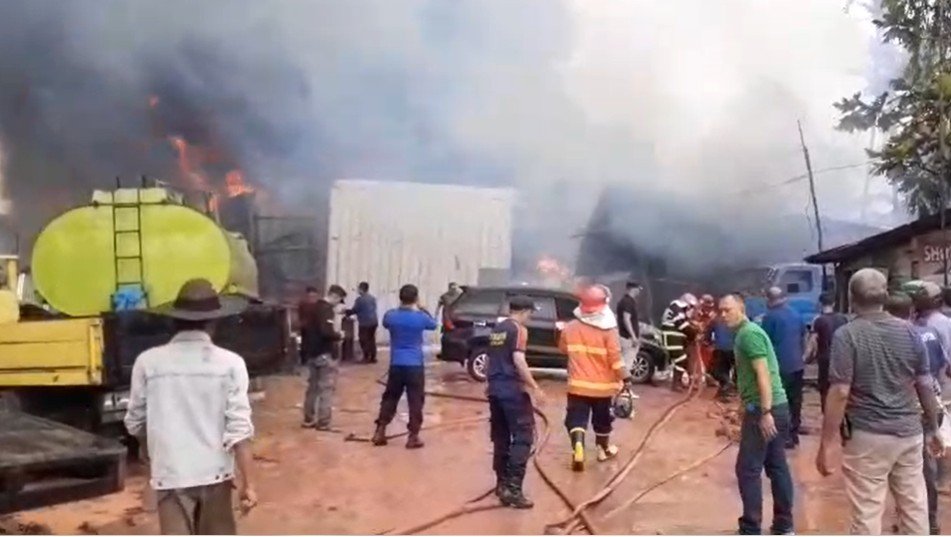 Sebuah gudang yang diduga tempat penampungan minyak solar ilegal di Kelurahan Payo Selincah, Kecamatan Pall Merah, Kota Jambi terbakar.