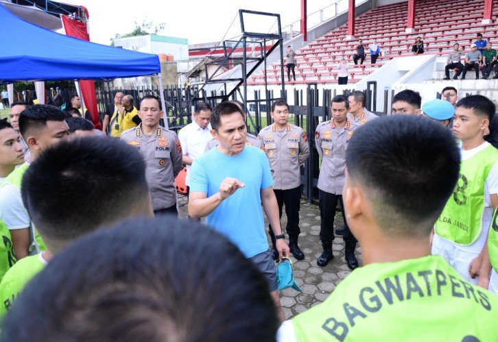 Kapolda Jambi Irjen Pol. Krisno H Siregar memantau langsung proses seleksi Uji Kesamaptaan Jasmani (UKJ) pada rekrutmen calon taruna dan taruni Akademi Kepolisian (Akpol) tahun 2025.