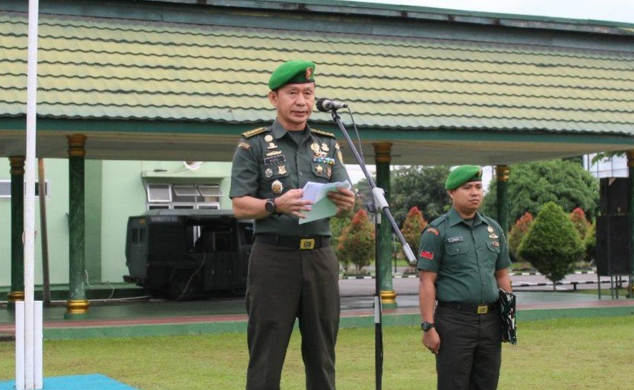 Korem 042/Gapu melakukan upacara Bendera Bulanan di Lapangan Makorem 042/Gapu