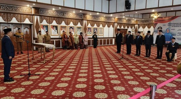 Mantan Pj Bupati Sarolangun, Henrizal, menduduki jabatan baru sebagai Kepala Dinas Perkebunan (Kadisbun) Provinsi Jambi. Selain dia, beberapa pejabat eselon 2 juga kena mutasi