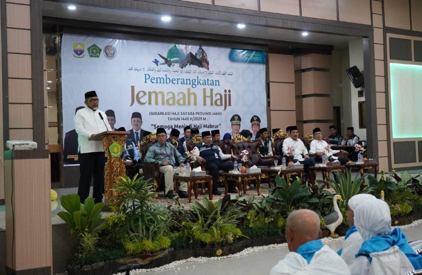 Lepas JCH Kloter 18 Asal Kerinci dan Merangin, Pesan Sekda Sudirman: Kondisikan Diri Tingkatkan Kesabaran