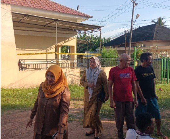 Warga Pematang Sulur RT 26, Kecamatan Telanaipura Kota Jambi dihebohkan dengan adanya penemuan seorang anggota Polisi tewas di dalam rumahnya.