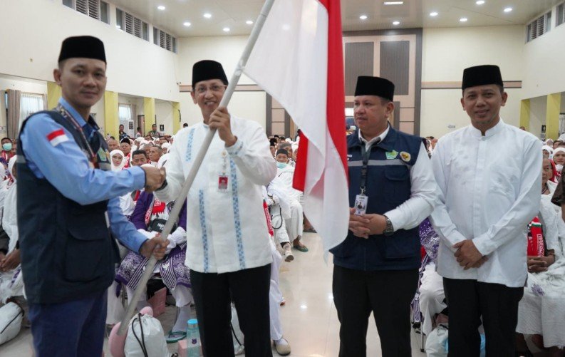 Gubernur Jambi yang diwakili oleh Asisten II Sekda Provinsi Jambi Bidang Perekonomi dan Pembangunan Johansyah, SE, ME melepas secara resmi keberangakatan Jemaah Calon Haji (JCH) yang tergabung dalam Kloter 19