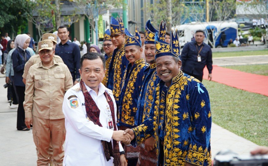 Gubernur Jambi Dr. H. Al Haris, S.Sos., MH mengapresiasi pemilihan Ketua RT serentak yang berlangsung aman, damai dan kondusif di Kota Jambi. Pelantikan Ketua Rukun Tetangga (RT) Se-Kota Jambi Periode 2025-2030