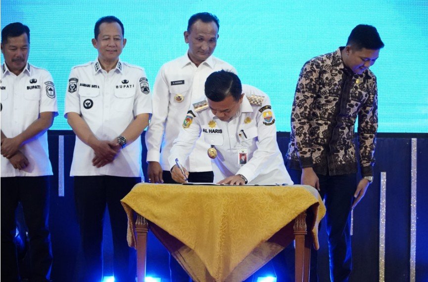Gubernur Jambi Dr. H. Al Haris, S.Sos. MH menegaskan pentingnya sinkronisasi program antara pemerintah pusat dan daerah agar melakukan penajaman, penyelarasan program pusat dan program daerah dapat searah dalam Pembangunan.
