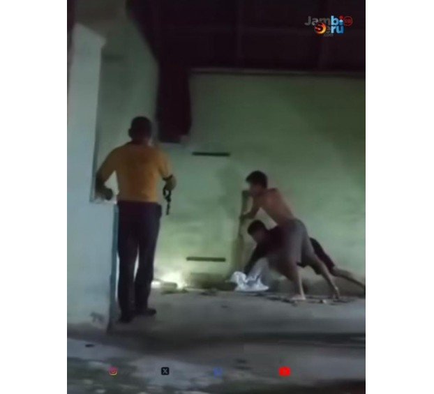 Viral di media sosial (Medsos) warga Mayang, Kota Jambi menangkap ular piton sepanjang 3 meter.