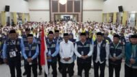 Gubernur Jambi yang diwakili oleh Asisten III Sekda Provinsi Jambi Bidang Administrasi Umum Jangcik Mohza, S.Pd, M.Si melepas secara resmi keberangkatan Jemaah Calon Haji (JCH) yang tergabung dalam Kloter 20