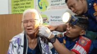 Petugas Pemadam Kebakaran dan Penyelamatan (Damkartan) Kota Jambi membantu evakuasi anting lansia terjepit di telinga.
