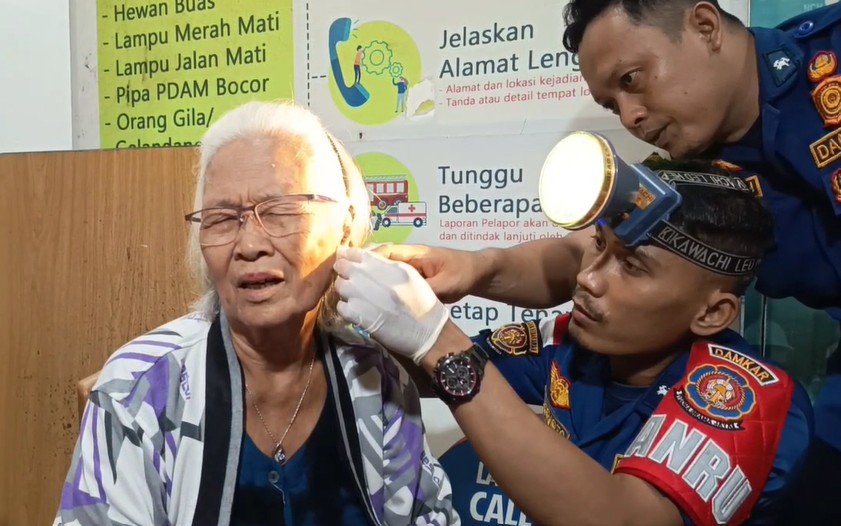 Petugas Pemadam Kebakaran dan Penyelamatan (Damkartan) Kota Jambi membantu evakuasi anting lansia terjepit di telinga.