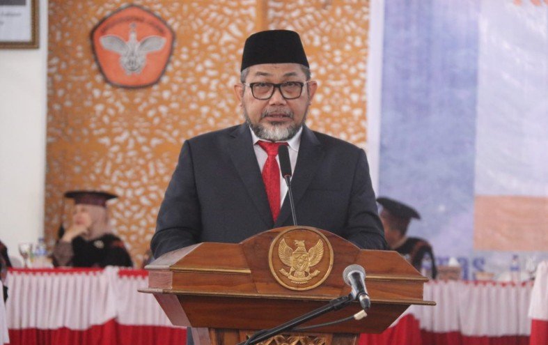Sekretaris Daerah Provinsi Jambi Dr. H. Sudirman, SH., MH mengatakan bahwa wisuda perlu dioptimalkan sebagai refleksi kontribusi akademis dalam pembangunan bangsa.