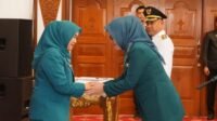 Ketua TP-PKK Provinsi Jambi, Hj. Hesnidar Haris saat melantik Ketua TP-PKK dan TP-Posyandu Bungo Hj. Elza Kurniawati.