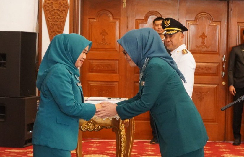 Ketua TP-PKK Provinsi Jambi, Hj. Hesnidar Haris saat melantik Ketua TP-PKK dan TP-Posyandu Bungo Hj. Elza Kurniawati.