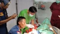 Petugas Pemadam Kebakaran dan Penyelamatan (Damkartan) Kota Jambi melakukan evakuasi pelepasan cincin di jari tangan seorang lansia.