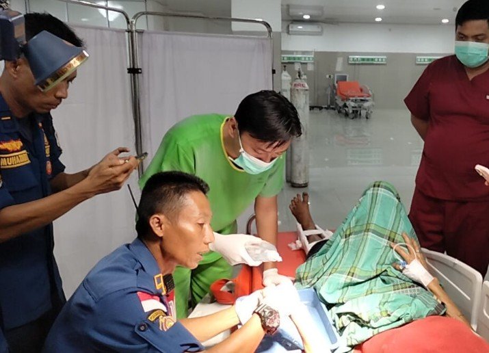 Petugas Pemadam Kebakaran dan Penyelamatan (Damkartan) Kota Jambi melakukan evakuasi pelepasan cincin di jari tangan seorang lansia.