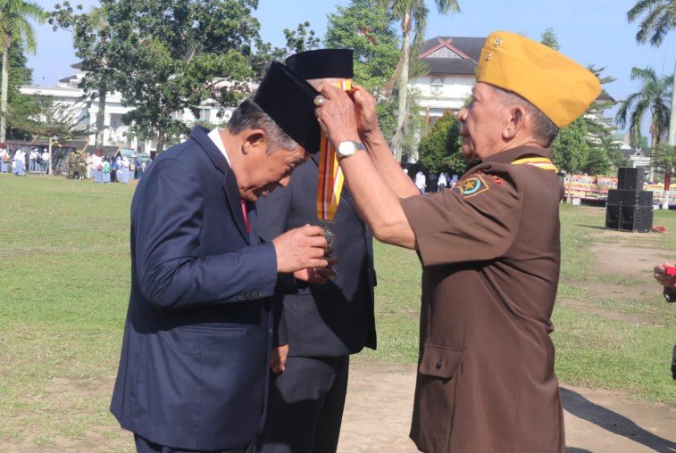 Wagub Sani dan Sekda Sudirman Terima Penghargaan Bintang Legiun Veteran Republik Indonesia