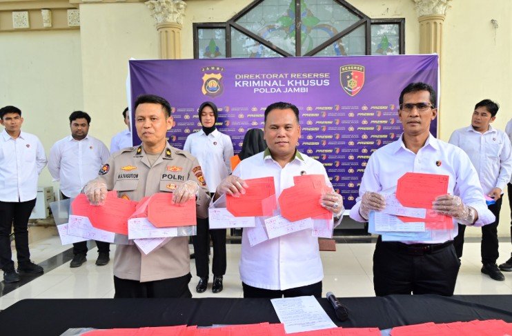 Seorang mantan karyawati Bank BPD Jambi cabang Kerinci diamankan tim Direktorat Reserse Kriminal Khusus (Ditreskrimsus) Polda Jambi.