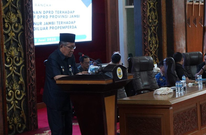 Wagub Jambi saat menghadiri Rapat Paripurna Dewan Perwakilan Rakyat Daerah (DPRD) Provinsi Jambi.