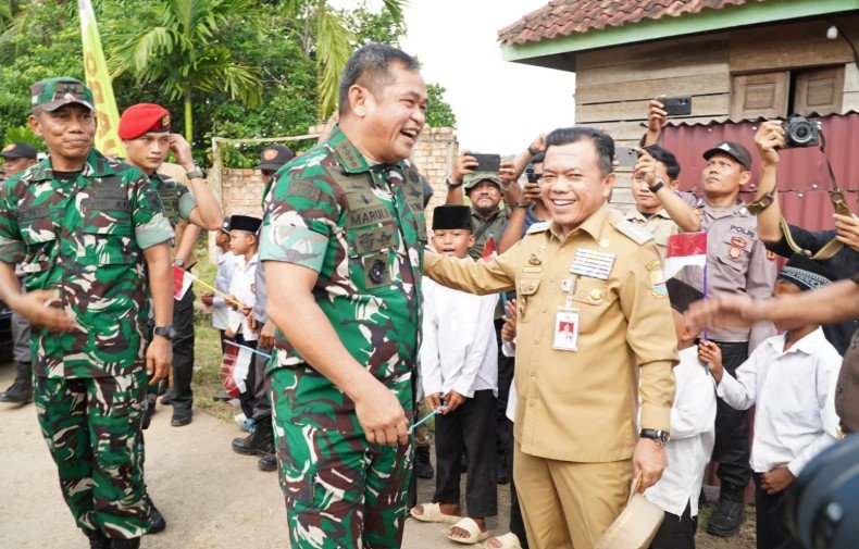 Gubernur Jambi Dr. H. Al Haris, S.Sos., M.H., mendampingi rangkaian kunjungan Kepala Staf TNI Angkatan Darat (KSAD) Jenderal TNI Maruli Simanjuntak, M.Sc., bertempat di Desa Sarang Burung