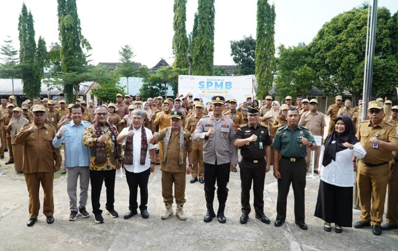 Gubernur Jambi Dr. H. Al Haris, S.Sos, MH bersama Forum Koordinasi Pimpinan Daerah (Forkopimda) Provinsi Jambi menandatangani komitmen bersama pelaksanaan Sistem Penerimaan Murid Baru (SPMB) yang berintegritas