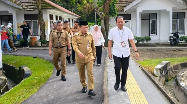 Gubernur Jambi Al Haris mengunjungi Sentra Alyatama di Talang Bakung yang disiapkan sebagai lokasi sekolah rakyat untuk Kota Jambi.