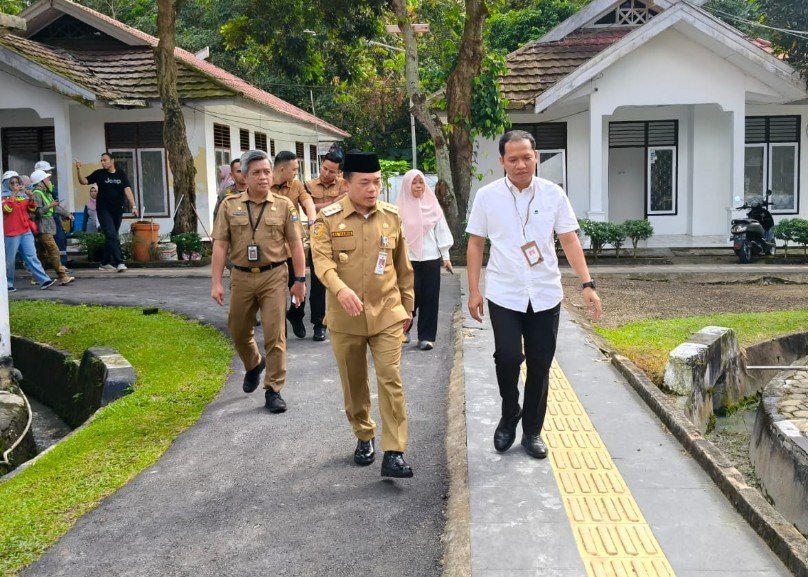 Gubernur Jambi Al Haris mengunjungi Sentra Alyatama di Talang Bakung yang disiapkan sebagai lokasi sekolah rakyat untuk Kota Jambi.