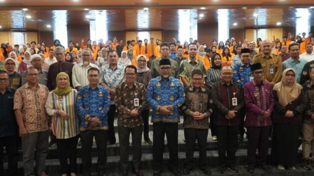 Sekda Sudirman saat menghadiri Launching Sistem Informasi Manajemen Platform Digisawit.com, Sistem Informasi Korporasi Petani Sawit Digital Berkelanjutan, bertempat di Ruang Unifac Universitas Jambi.