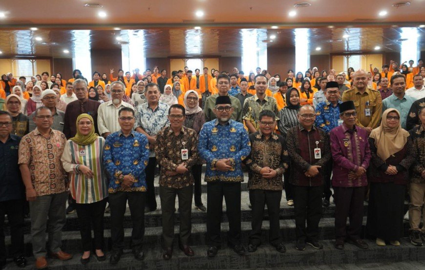 Sekda Sudirman saat menghadiri Launching Sistem Informasi Manajemen Platform Digisawit.com, Sistem Informasi Korporasi Petani Sawit Digital Berkelanjutan, bertempat di Ruang Unifac Universitas Jambi.