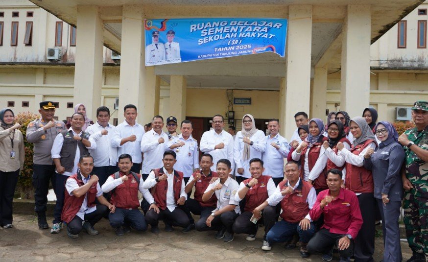 Gubernur Jambi, Dr. H. Al Haris, S.Sos, MH mendampingi Wakil Kepala Staf Kepresidenan (KSP), Dr. Muhammad Qodari, S.Psi., M.A., meninjau kesiapan Sekolah Rakyat dan pembentukan Koperasi Desa/Kelurahan Merah Putih di Kabupaten Tanjung Jabung Timur