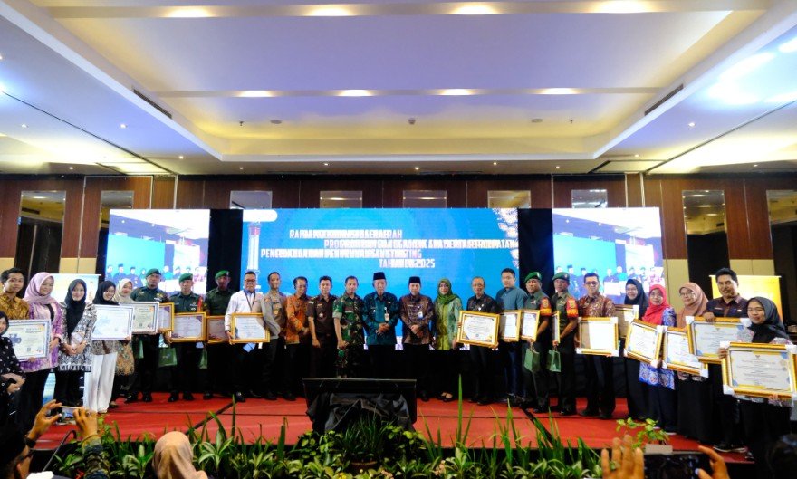 Wakil Gubernur Jambi Drs. H. Abdullah Sani, M.Pd.I membuka secara resmi Rapat Koordinasi Daerah Program Pembangunan Keluarga, Kependudukan, dan Keluarga Berencana (Bangga Kencana) serta Percepatan Pencegahan dan Penurunan Stunting Provinsi Jambi Tahun 2025