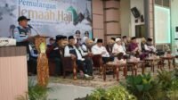 Gubernur Jambi, Dr. H. Al Haris, S.Sos, MH dengan didampingi oleh Kakanwil Kemenag Provinsi Jambi menyambut langsung kepulangan 428 jemaah haji Kloter 14 BTH