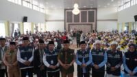 Wakil Gubernur (Wagub) Jambi Drs. H. Abdullah Sani, M.Pd.I menyambut langsung kepulangan jemaah haji Kloter 16 BTH