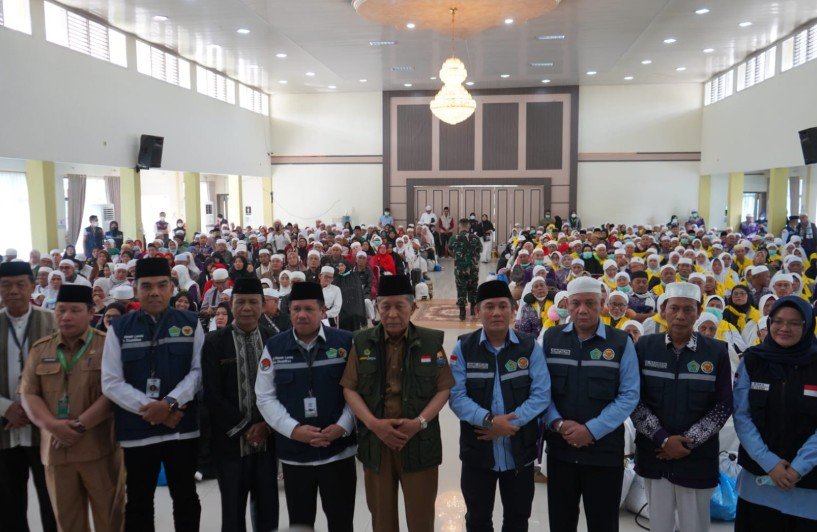 Wakil Gubernur (Wagub) Jambi Drs. H. Abdullah Sani, M.Pd.I menyambut langsung kepulangan jemaah haji Kloter 16 BTH