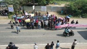 Warga Aur Kenali demo PT Sinar Anugerah Sukses (PT SAS).
